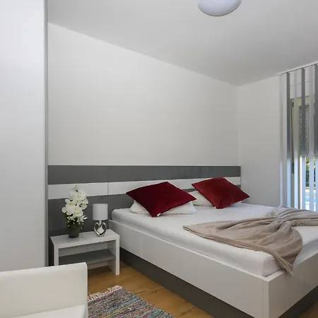 Stunning Apartment In Pula شقة