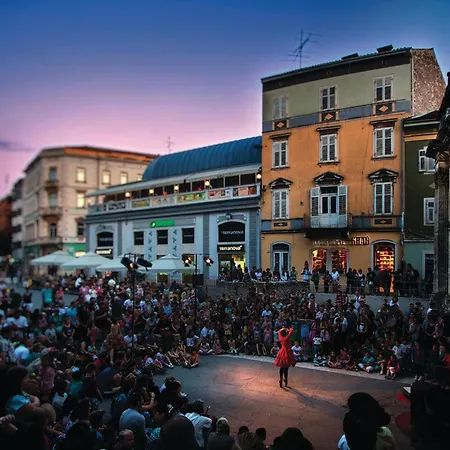 Apartment Amazing In *